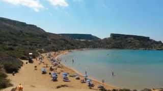 preview picture of video 'Vue d'une des plus belles plages de Malte : Ghajn Tuffieha'