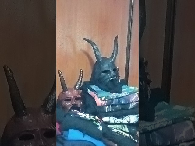 Vídeo relacionado con Dimonis de Mallorca: Mask Collection for Festivities Sudadera con Capucha