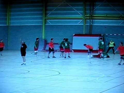 Handbal-tegenstander gaat plat