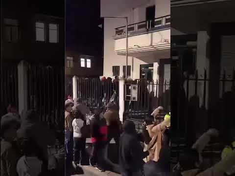 Cañar, caos en la fiscalía del cantón Déleg ya que varias personas quieren hacer justicia.