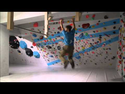 Flo an der neuen Klimmzugstange in der Boulderwelt München West