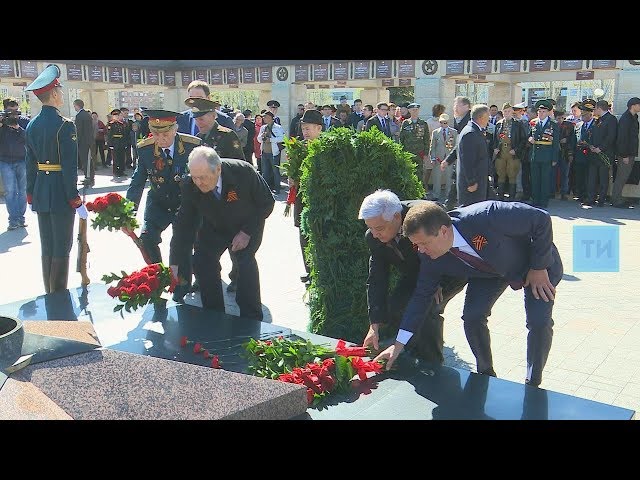 Президент РТ возложил цветы к Вечному огню