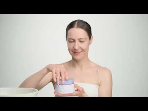 Joonbyrd Violet Haze Body Scrub Peeling do ciała o nutach zapachowych wanilii, piżma, białej lilii, kremowej czekolady i kardamonu 200 ml - VIDEO