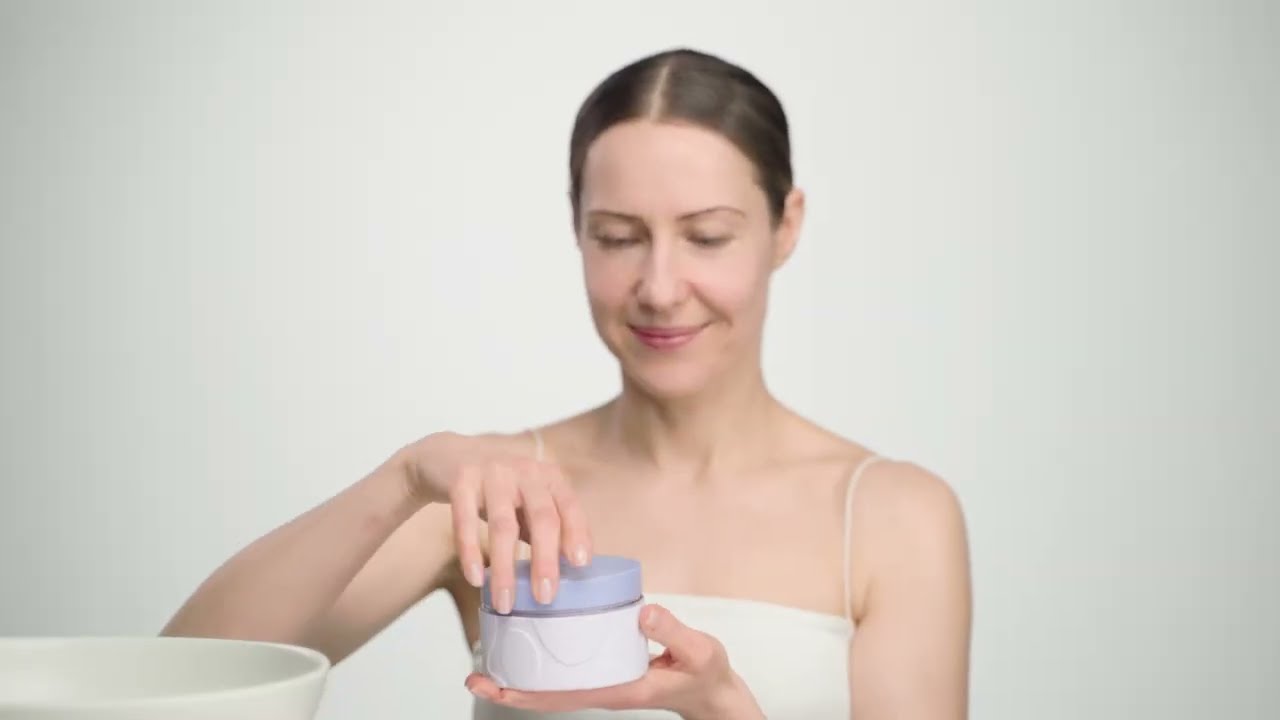 Joonbyrd Violet Haze Body Scrub Peeling do ciała o nutach zapachowych wanilii, piżma, białej lilii, kremowej czekolady i kardamonu 200 ml - VIDEO