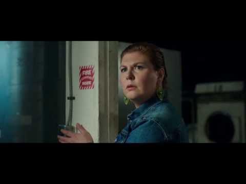 CUANDO LAS LUCES SE APAGAN - Switch 30" (Doblado) - Oficial Warner Bros. Pictures