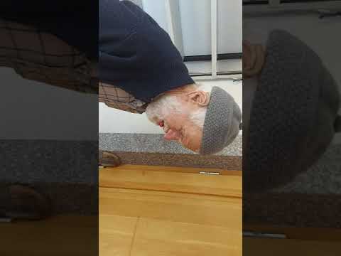 MashAllah, Haxhi Baba 85 vjeçarë dulke shku me falë Namazin e Drekës! (Babai i Hoxhës Abdyl Fuga)