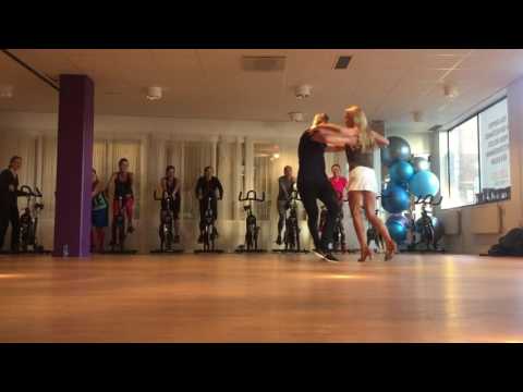 Linda Lindorff tränar cha cha cha med Kristjan Lootus