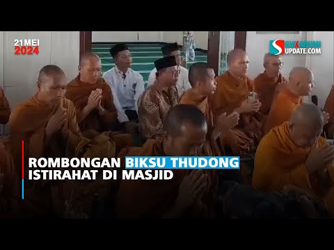 Rombongan Biksu Thudong Istirahat di Masjid