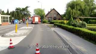 preview picture of video 'Auto rijdt huis binnen in Boekel ; 1 persoon ernstig gewond'