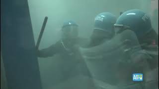 Estintori aperti e fumogeni: i momenti di tensione dentro il palazzo di Città Metropolitana a Torino