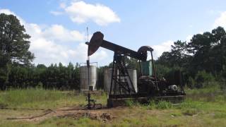 preview picture of video 'Kilgore Texas Oil Well'