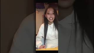 白パーカーから