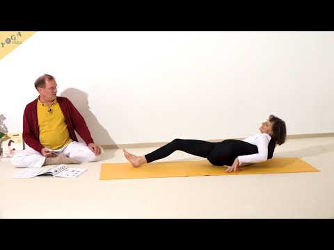 Volle Fuß-hinter-dem-Kopf-Stellung mit Händen in Namaste Mudra - Eka Pada Shirasana-YogaAsanaLexikon