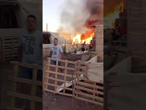 Incendio destruyó una casa y dañó otras en Añelo en la madrugada de navidad