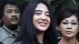 Download lagu Dewi Perssik Yakin Menang Dari Julia Perez - CumiCumi.com mp3 Download lagu Dewi Perssik Yakin Menang Dari Julia Perez - CumiCumi.com mp3