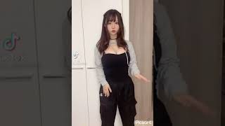 谷間が大好きな ヒモ