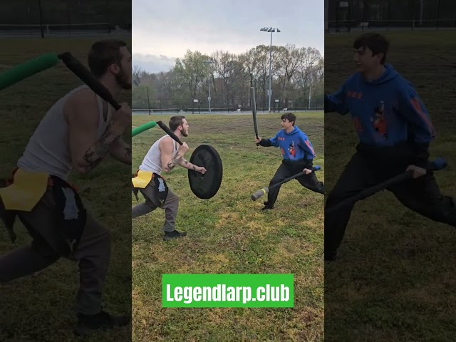 Vídeo relacionado con LOOYAR Tótem de lobo de espuma de poliuretano, hacha de escudo vikingo, accesorios de juguete para disfraz de caballero guerrero berserker, juego de batalla, Halloween, cosplay, LARP
