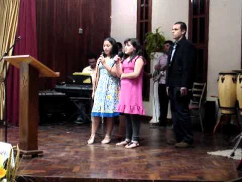 Génesis y Isa cantando en la iglesia el domingo 27/05/2012