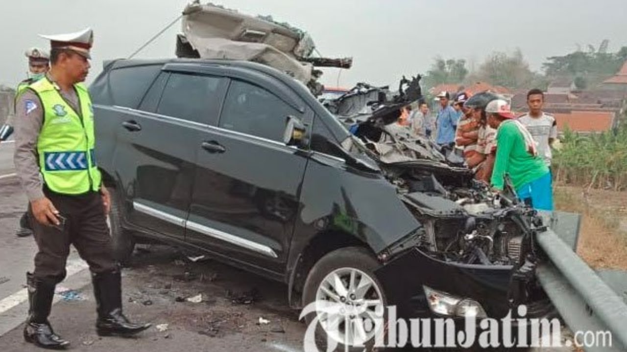 Kecelakaan Maut Truk  vs Mobil  di  Tol Surabaya  Mojokerto 5 