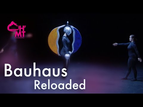 Η σκηνή του Bauhaus ως εργαστήριο του σώματος στον χώρο: χορευτική και μουσική επιτέλεση της Hochschule für Musik und Theater Hamburg για τα εκατό χρόνια από την ίδρυση της σχολής, με σπουδαστές και σπουδάστριες να αναπλάθουν τους «Bauhaustänze» [Χοροί του Μπάουχαους] του Oskar Schlemmer, υπό τη διεύθυνση της [[#Catrin Smorra [Κάτριν Σμόρρα]#]]. Οι πειραματικές χορογραφίες του εργαστηρίου σκηνής, όπως ο χορός με ράβδους [Stabtanz] και ο χορός των χειρονομιών [Gestentanz], αντιμετώπιζαν τον άνθρωπο ως γεωμετρικό σώμα εντός του σκηνικού χώρου και αναγνωρίζονται σήμερα ως πρόδρομοι της τέχνης της επιτέλεσης.