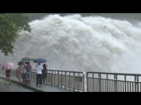衝撃映像！台風通過後のダム放水