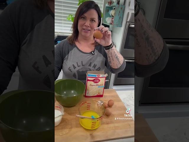 Vídeo relacionado con Betty Crocker Delights Super Moist Party Rainbow Chip Cake Mix 15.25 oz (Pack of 2)