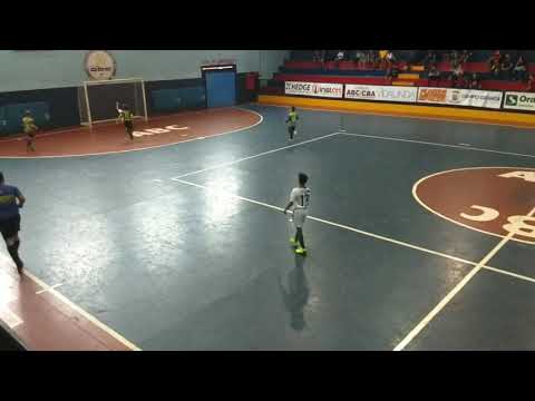 Evitando um golaço de cobertura.