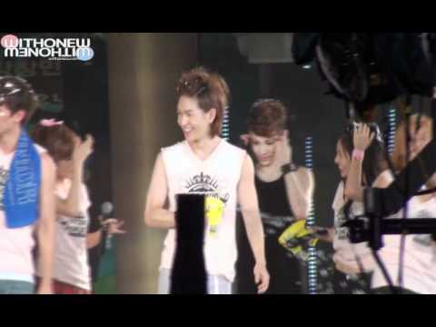 100821 Onew playing with Luna @ S lvl Concert