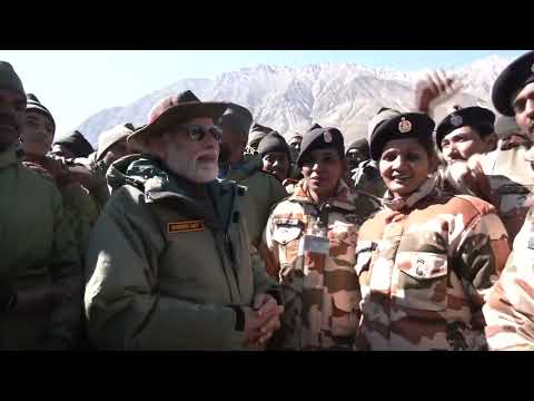 PM Modi offers sweets to the Jawans | Bharat Mata Ki Jai chants reverberate across Kargil