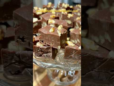 Chocolate Walnut Fudge - fast and easy! #recipe #chocolate #easy