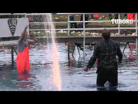 TuborgTV Eyjar 2012 - Buslað í tjörninni