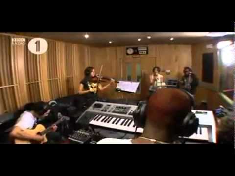 Amelle Berrabah & Tinchy Stryder - Sweet Dreams & Beat Again (Radio 1´ Live Lounge 2007)