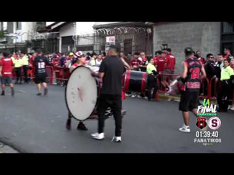 "Arrancamos la mega previa al estilo Fanatikos ❤️" Barra: La 12 &bull; Club: Alajuelense