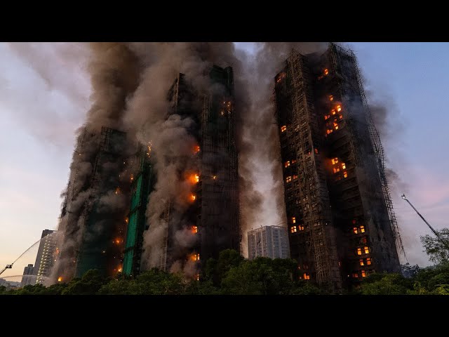 Un gran incendio devora varios rascacielos residenciales en Hong Kong
