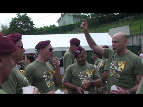 Retired Folgore paratroopers sing "Do You Remember the Night of Kisses?"