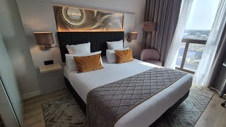Hotel Leonardo Royal Fira - с басейн на покрива, в краен квартал на Барселона