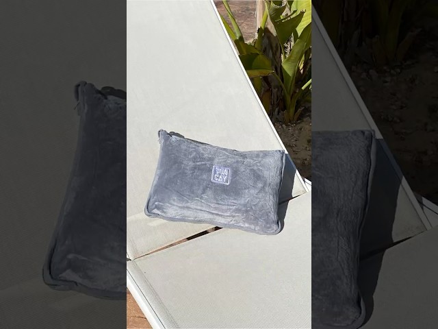 Vídeo relacionado con BOACAY Manta de Viaje Suave y Cálida para Avión y Automóvil - Vuelo Largo Esencial para Mujeres, Hombres, Niños - Almohada Compacta con Manga para Equipaje y Clip para Mochila