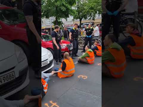 "Lappen Alter, hast nicht mal die Eier dich mit deinen Atzen auf die Straße rauf zu setzen!" LG