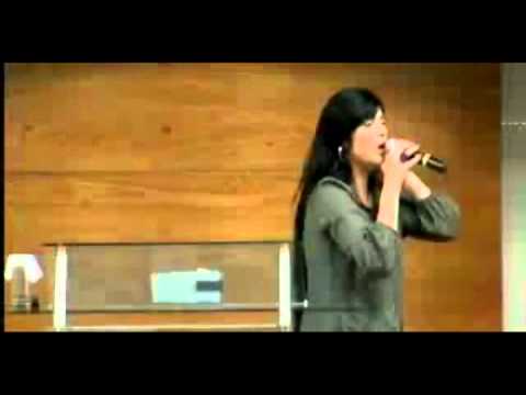 Fernanda Brum na quarta profética (nuvem de Glória)