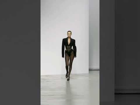 #BellaHadid for #Mugler SS'20#woman #walking #walk #women #models #model
