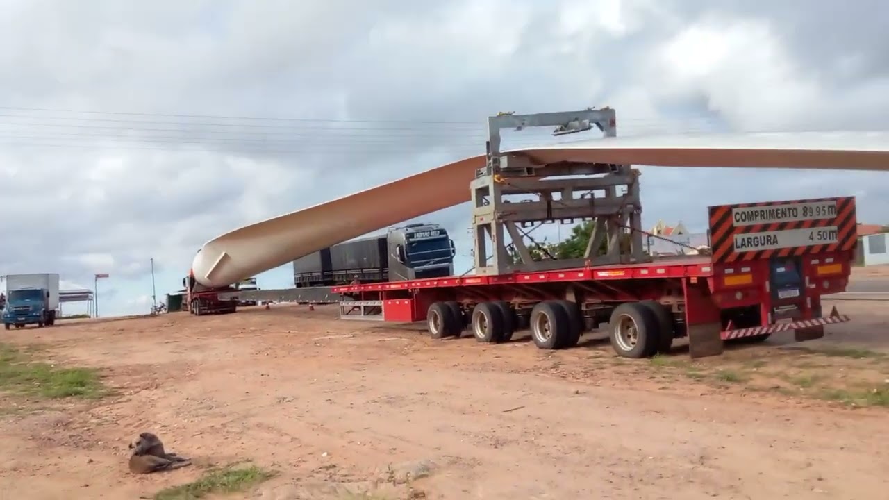 A elice do catavento da energia eólica quebrou.