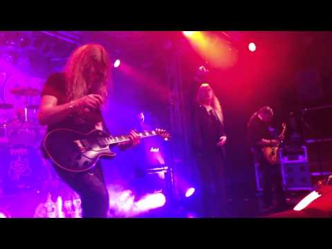 Videoclip de Guardians Of The Tomb (Live) — Saxon