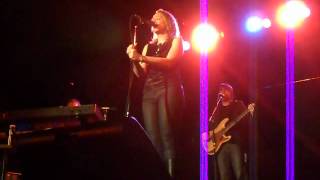 Joan Osborne- Brokedown Palace (Live)