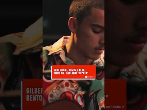 Gilberto Gil com seu neto, Bento Gil, cantando "O Pato"