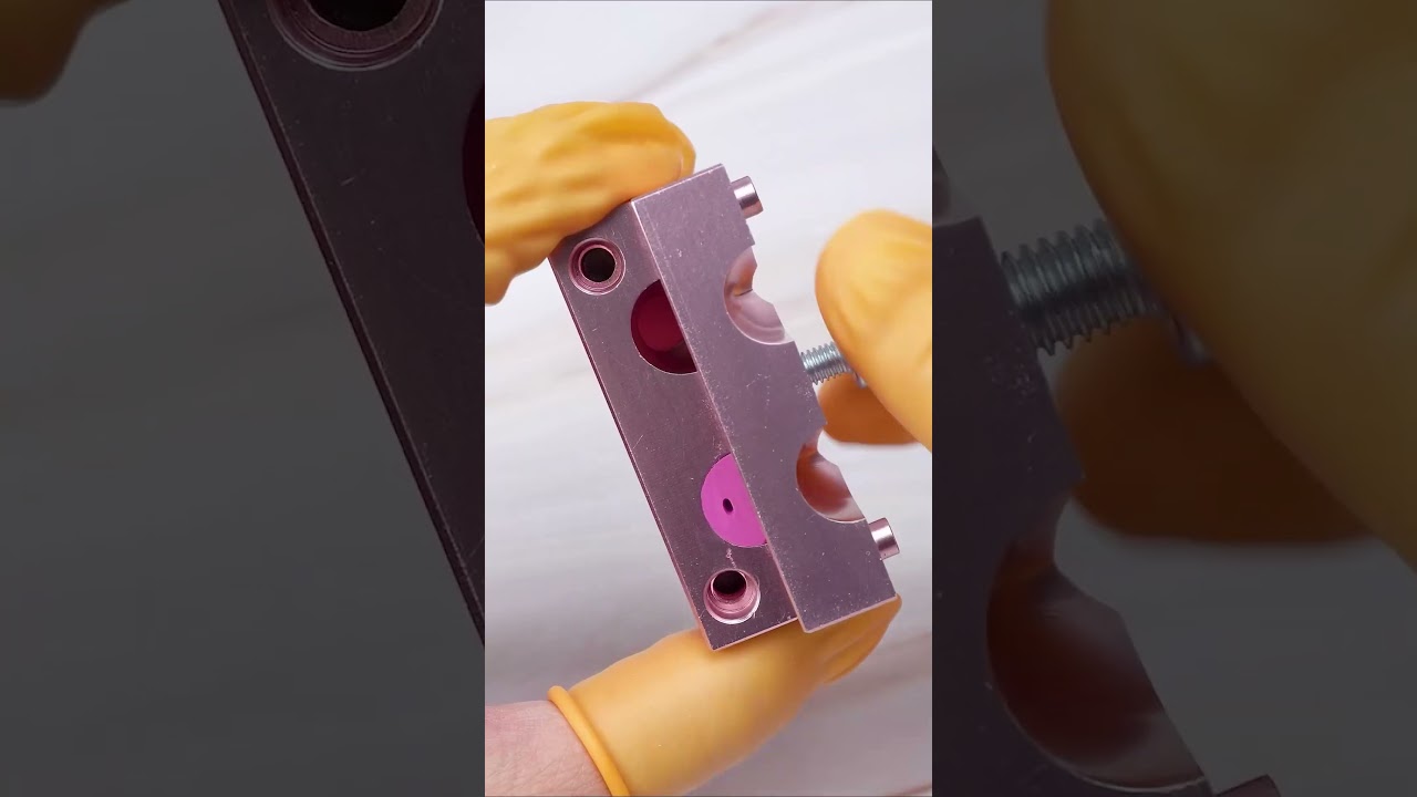 #shorts DIY Two-Tone Lipstick! Revive Old Lipsticks #cosmeticrepair#satisfying#asmr#oddlysatisfying