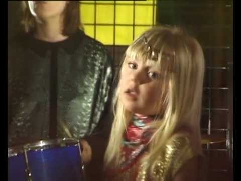 CATE LE BON - PUTS ME TO WORK (OFFICIAL VIDEO)