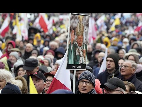 شاهد آلاف البولنديين يتظاهرون في وارسو دفاعاً عن سمعة البابا يوحنا بولس الثاني