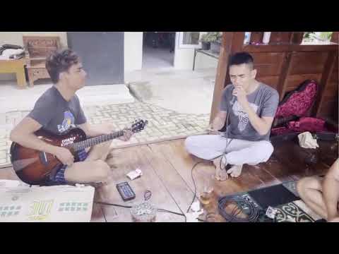 CHARLY VHT DAN ILHAM 9 BAND MENYAYIKAN LAGU HARUSKAH BERAKHIR.