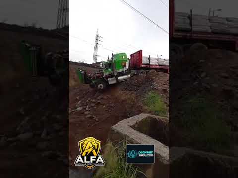 Santo Domingo de los Tsáchilas, trailer cargado de gaseosas sufrió un accidente sector de Las Playas