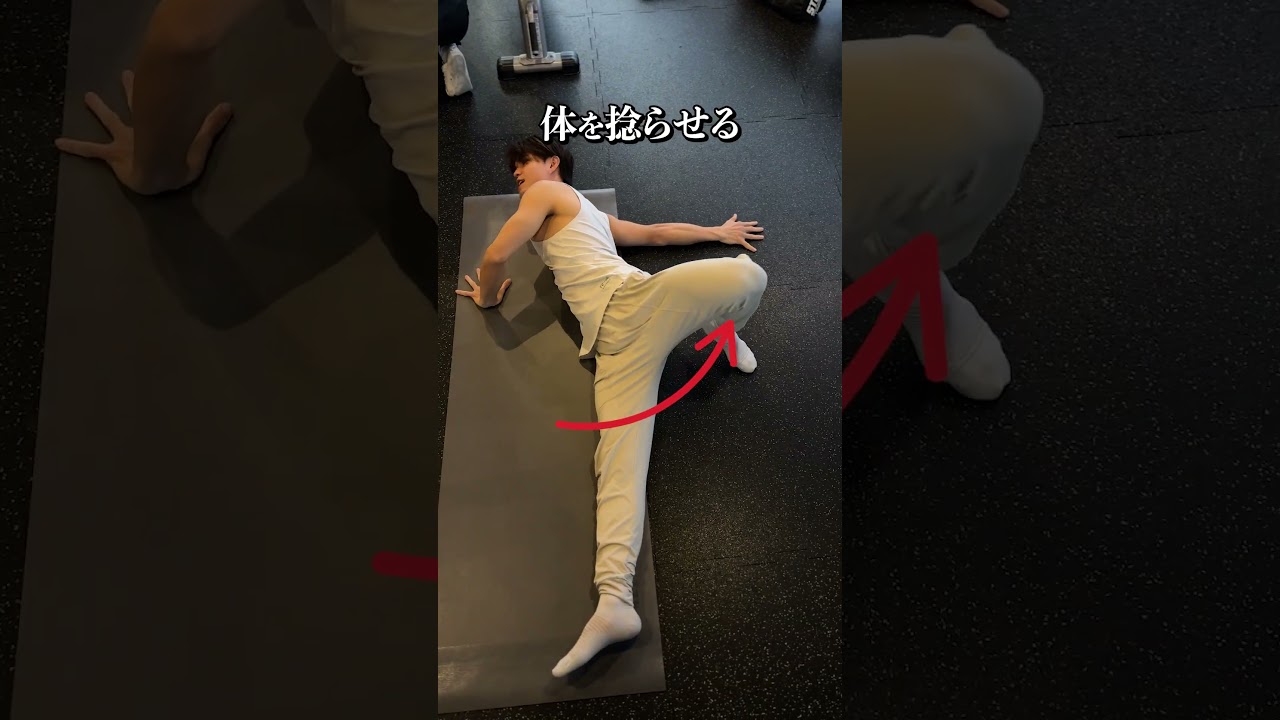 巻き肩の人は、いきなり肩甲骨を寄せない。無理に胸を開こうとすると、首・肩に力みが入り、逆に“エラー”が強くなります。まずやるべきは、腕〜胸の癒着（張り）をほどくこと。